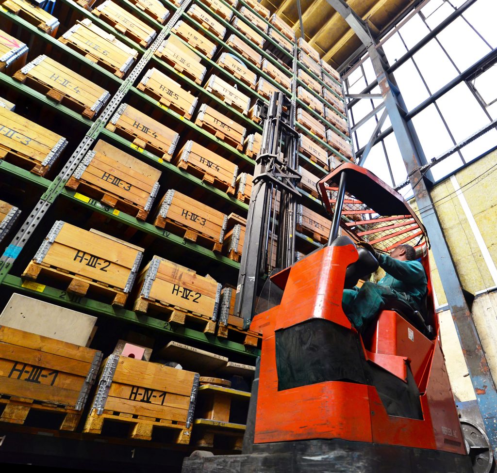 pallställ och truck sett nedifrån i Bankeryd